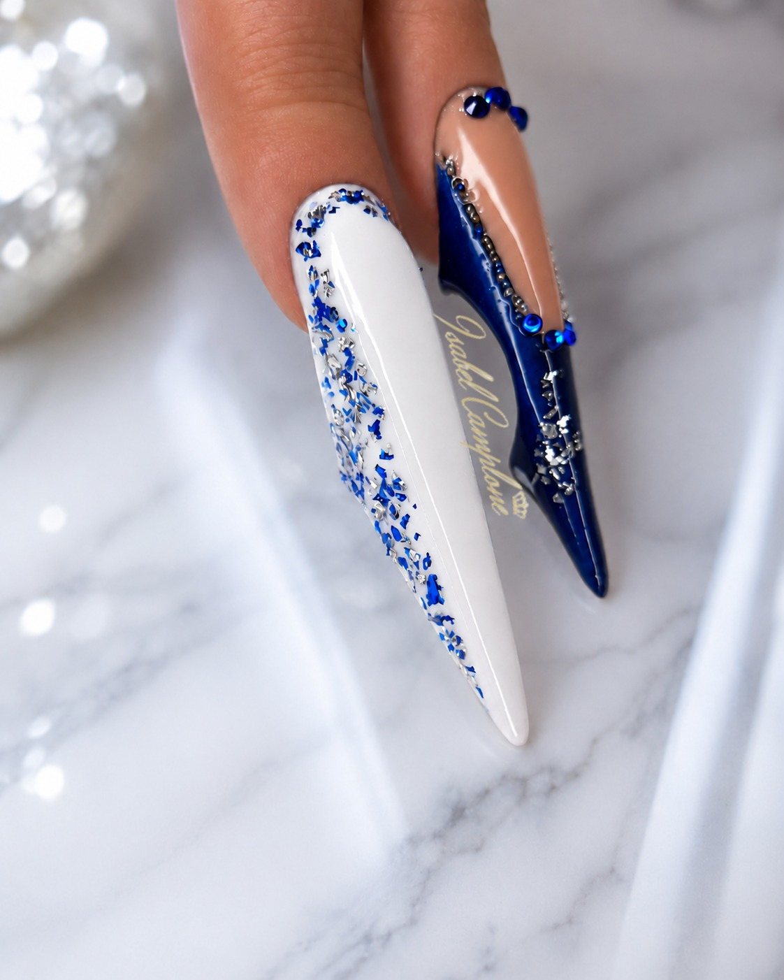 Formes edge bleu nuit et blanches avec feuille d'argent et strass, arête centrale marquée