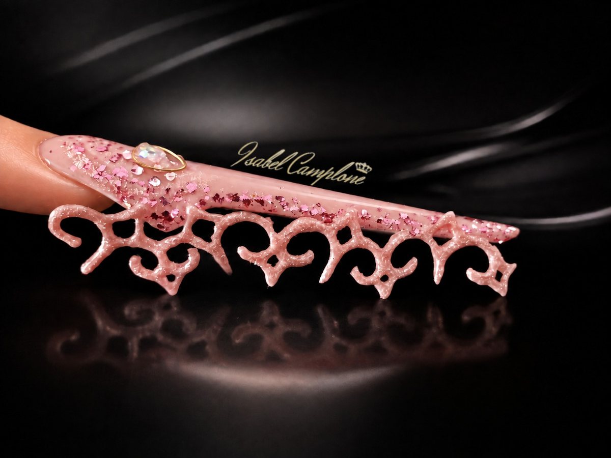 Dentelle ajourée sculptée au polygel rose sur ongle long, réalisation Isabel Camplone