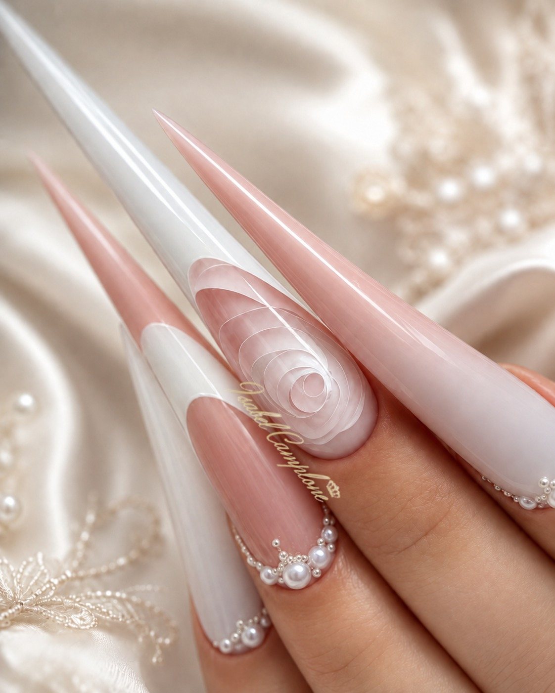 Formes stiletto très longues nude et blanches avec perles et marbre nacré, réalisation Isabel Camplone