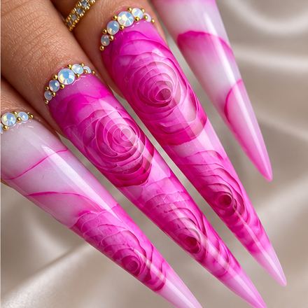 Nail art artistique — rose 3D