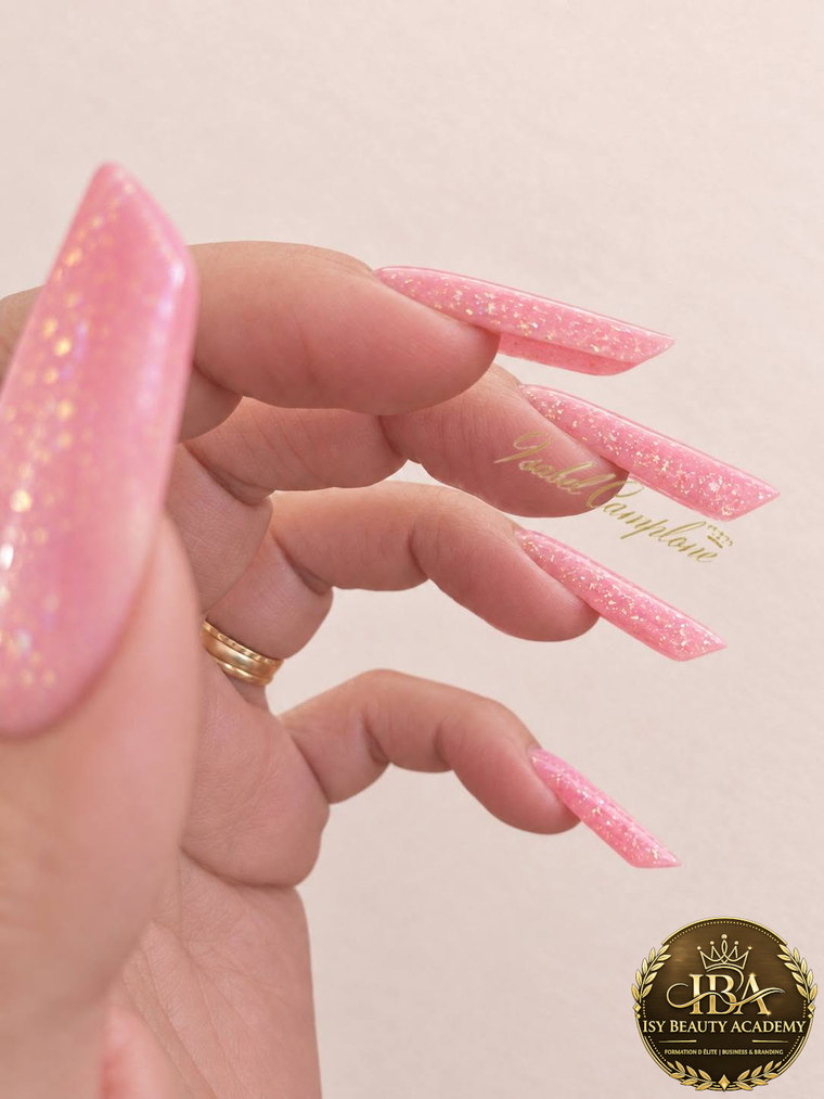 Formes longues en rose pailleté construites aux Popits, vue de profil