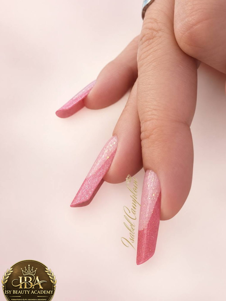 Pose nude pailletée aux Popits, main fermée, ongles longs